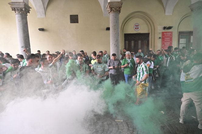 Kibice Chelsea i Real Betis zdewastowali rynek we Wrocławiu