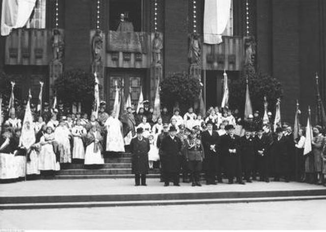 Uroczystości 3 Maja na starych fotografiach. Wielkie defilady i piękne stroje! [ZDJĘCIA]