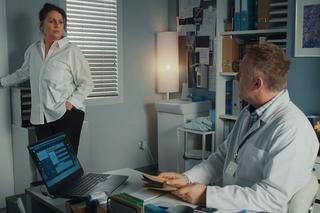 M jak miłość, odcinek 1724. Marysia (Małgorzata Pieńkowska), Artur Rogowski (Robert Moskwa)