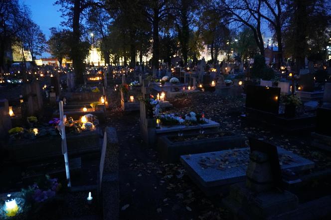 Tak wygląda Cmentarz Starofarny w Bydgoszczy po zmroku w przeddzień Święta Zmarłych. Zobacz zdjęcia