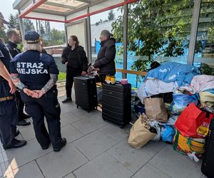 Ukrainki koczują na przystanku w Warszawie