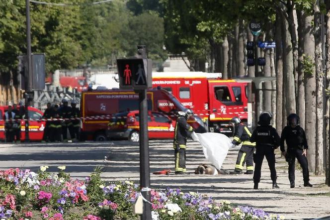 Atak w Paryżu: Mężczyzna zaatakował policjanta. Pod katedrą Notre Dame padły strzały