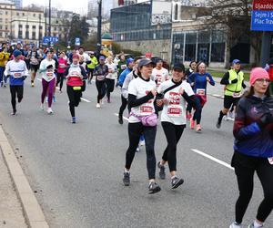 Bieg na Piątkę 2024, Warszawa - zdjęcia. Biegłeś? Szukaj się w galerii!