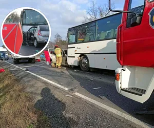 Dacia wjechała pod autobus. Tragiczny finał wypadku na DK 15