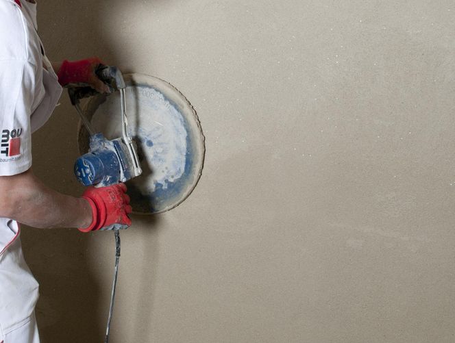 Zacieranie końcowe powierzchni tynku za pomocą zacieraczki mechanicznej