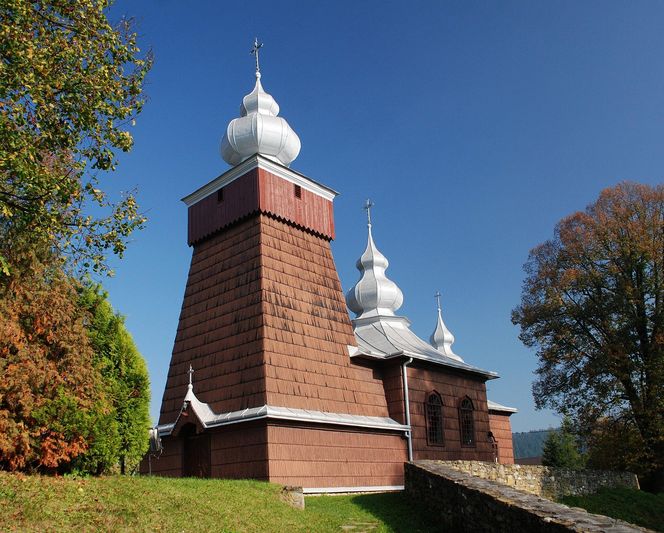 To niewielka wieś w Małopolsce. Słynie z niezwykle pięknej łemkowskiej cerkwi 