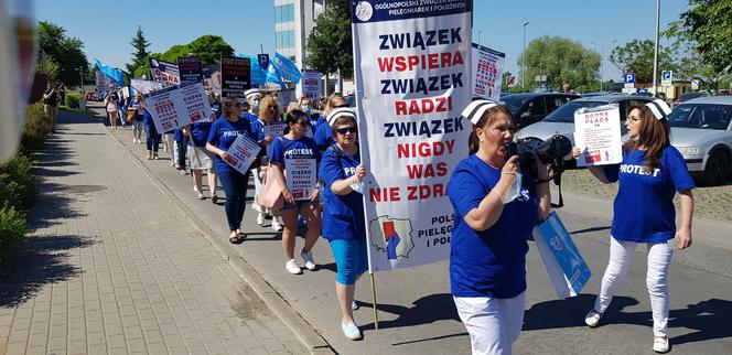 Strajk pielęgniarek i położnych w Olsztynie. Relacja z protestu [ZDJĘCIA]