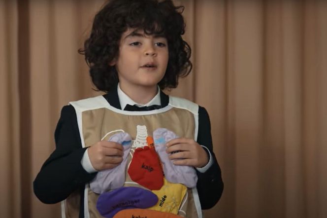 Opiekunka zorganizuje przedstawienie cieni w rezydencji 