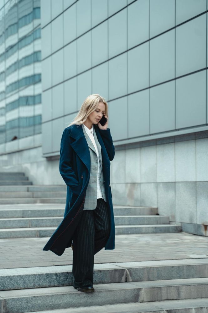 Ciepłe i stylowe. Wełniane spodnie to hit tego sezonu! Zobacz, jak je nosić