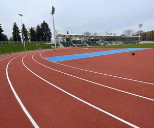 Ostatnie dni remontu stadionu w Starachowicach. Na bieżni pojwiły się tory