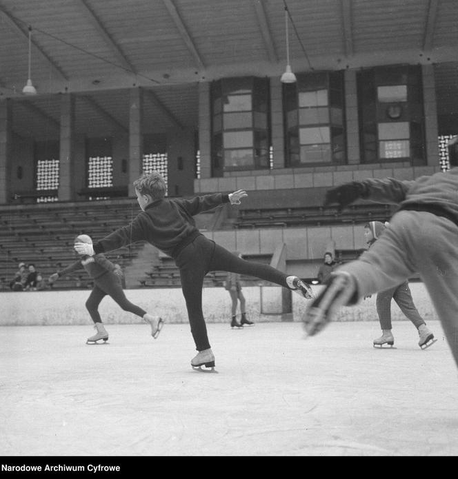 Szkółka jazdy figurowej dla dzieci na sztucznym lodowisku Torwar w Warszawie - 1960 r.