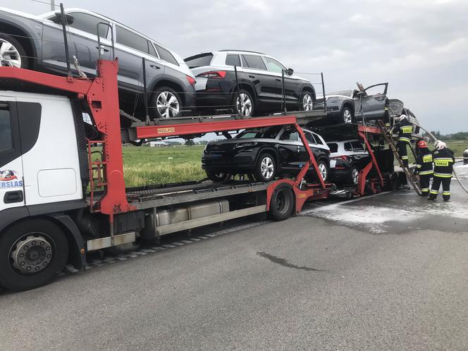 Pożar lawety z samochodami na obwodnicy Augustowa