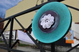 Kolorowe instalacje opanowały Lublin. Tak „Otulanie włóczką” świętuje swoje 10. urodziny!