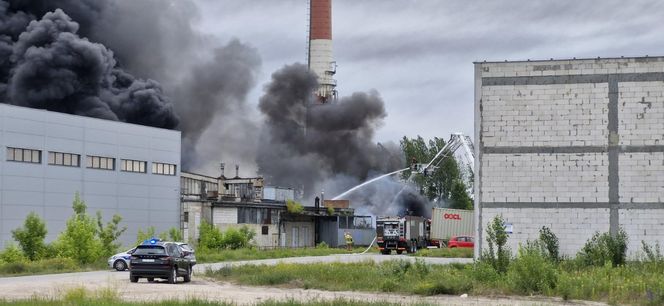 Pożar składowiska opon w Toruniu. Dym widoczny z daleka