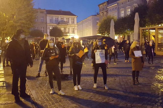 Znicze, wieszaki, transparenty. Protest Piekło kobiet w Lesznie [AUDIO/FOTO/VIDEO] 