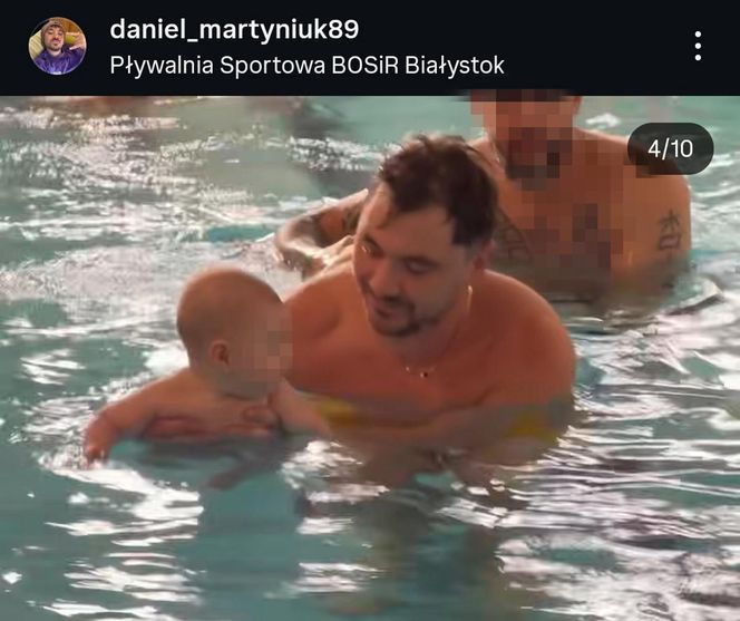 Daniel Martyniuk uczy syna pływać
