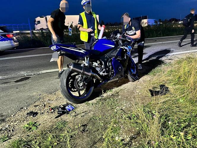 Wypadek przy S8 pod Wołominem. Motocyklista wjechał w grupę osób! W akcji śmigłowiec LPR