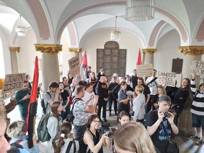 Protest studentów przed rektoratem UAM