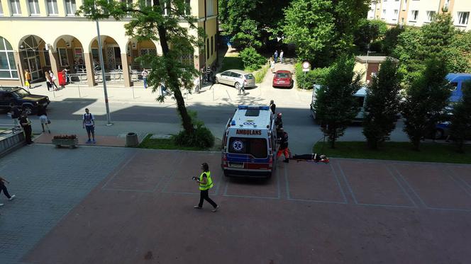 Student wyjął broń maszynową podczas zajęć! Są ranni i zakładnicy