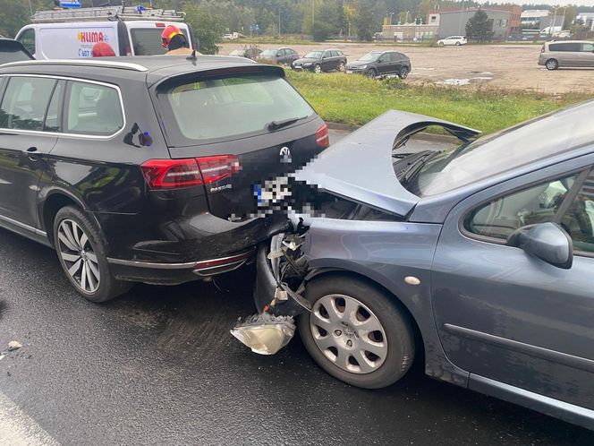 Domino na Konstytucji 3 Maja w Lesznie. Zderzyły się cztery samochody osobowe