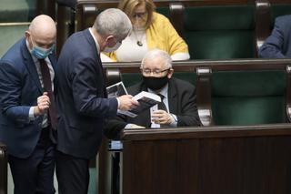 kaczyński w sejmie podpisuje książkę