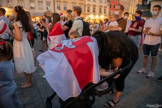 Manifestacja Białorusinów na rynku w Krakowie. Precz z Łukaszenką!