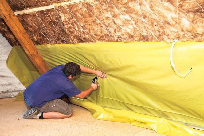 układanie folii paroizolacyjnej