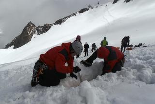 Selma Expeditions w Alpach/SelmaExpeditions_AlpineTeam_Austria3_Digging