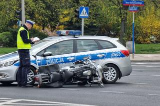 Zmiótł seatem motocyklistę. Koszmarny wypadek na Pradze