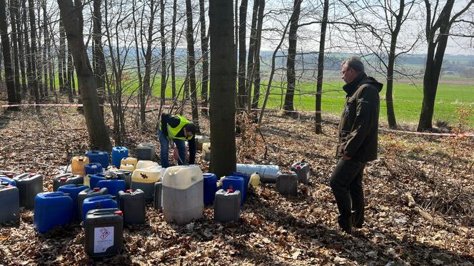 W lesie w Zbrosławicach znaleziono pojemniki z nieznaną substancją