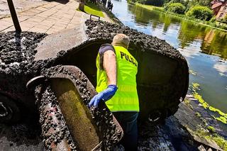 Mieszkaniec Elbląga odzyskał fiata seicento po 15 latach! Auto było zatopione w rzece [ZDJĘCIA]. 