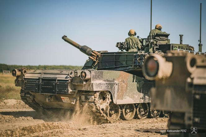 Czołgi Abrams strzelają na poligonie