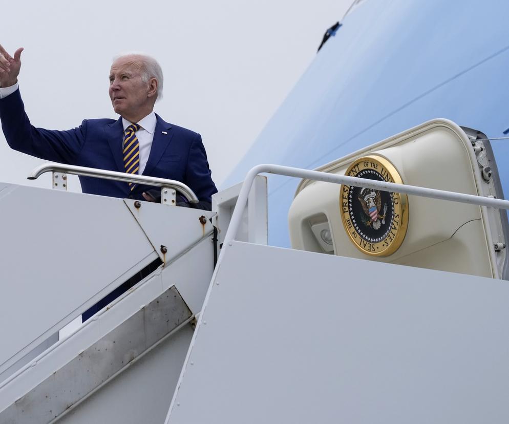 Joe Biden wchodzi na pokład Air Force One