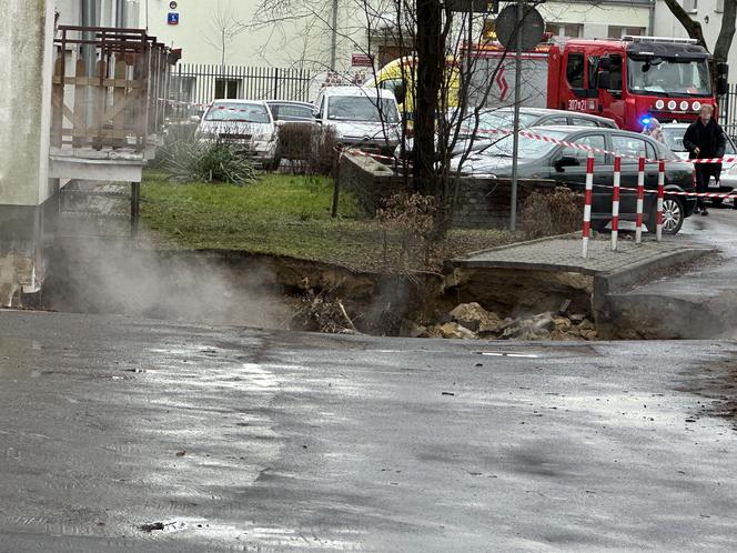 Na głowę dziecka wylał się wrzątek. Makabryczna awaria sieci wodociągowej na Woli. Jedna osoba ranna