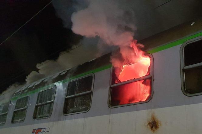 Kołobrzeg. Pożar pociągu stojącego na stacji. Płonienie sięgały dachu! 