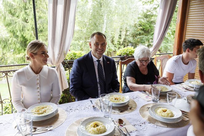 Karol i Marta Nawroccy na obiedzie u rodziny spod Kolbuszowej, na stole same smakołyki