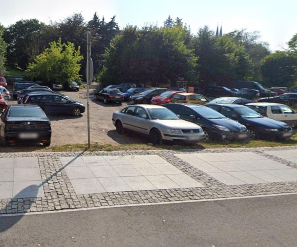 Radny chce likwidacji dzikiego parkingu w centrum Olsztyna. Ma pomysł na zagospodarowanie terenu