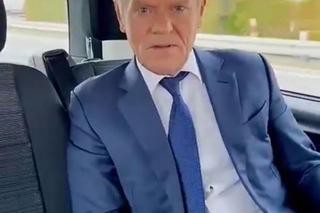 Donald Tusk jedzie samochodem bez zapiętych pasów 