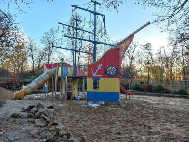 ​Statek dla dzieci w Parku Tysiąclecia w Lesznie odzyska dawny blask. Wymienią stare elementy placu zabaw, dołożą nowe