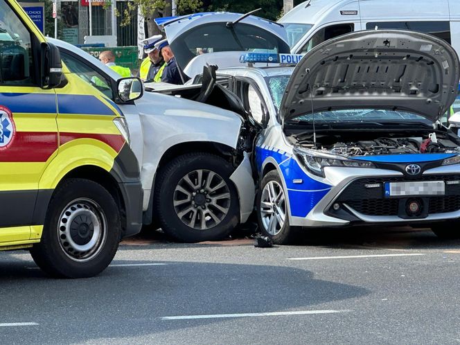 Wypadek radiowozu w Warszawie. Cztery osoby ranne, w tym policjanci