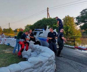 Bydgoscy policjanci pomagają mieszkańcom obszarów dotkniętych powodzią