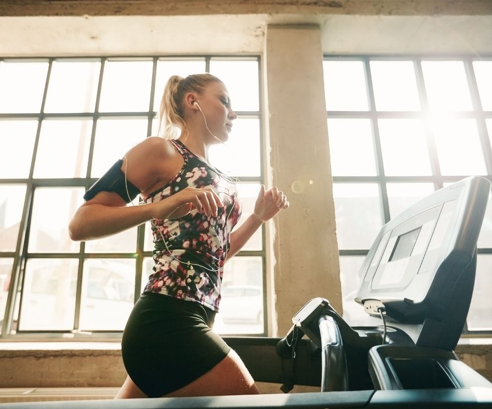 Trenując na bieżni spalisz więcej tkanki tłuszczowej, jeśli będziesz biec z tętnem wynoszącym 60-80% tętna maksymalnego.