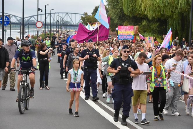 VI Toruński Marsz Równości. Przeciwnicy modlili się w centrum