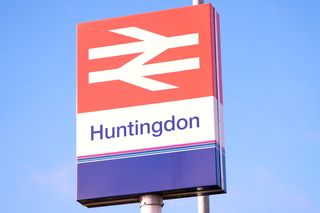 Dźgał ludzi nożem, mówiąc o diable. Nowe doniesienia o ataku w pociągu