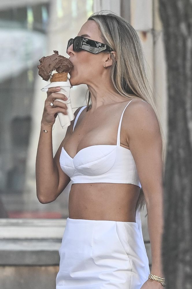 Ewa Chodakowska je lody w upalny dzień