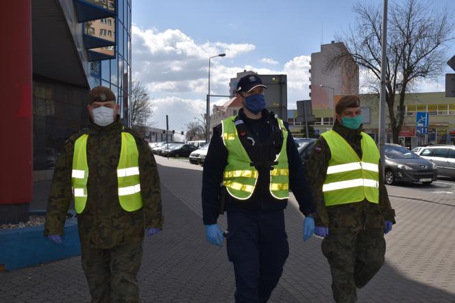 Kaliscy policjanci wspólnie z żołnierzami Wojsk Obrony Terytorialnej patrolują ulice miasta