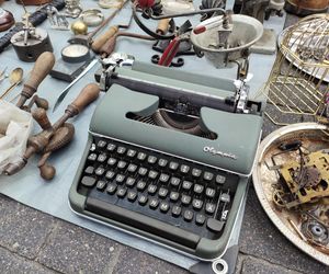 Wyjątkowe antyki ponownie zagościły na Placu Zamkowym w Lublinie. Tak wygląda wrześniowa Lubelska  Giełda Staroci [GALERIA]