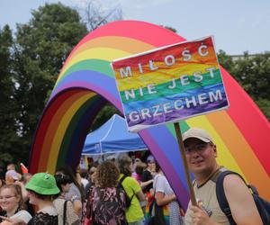Marsz Równości w Olsztynie 2022. Wielobarwna parada przeszła ulicami miasta [ZDJĘCIA]