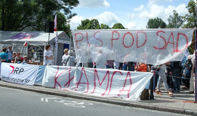 Protest pod sejmem przeciwko zmianom w sądownictwie