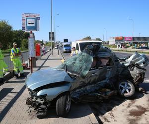 Wypadek w Alejach Jerozolimskich. Samochód uderzył w autobus. Kierowca osobówki nie żyje